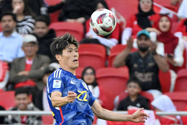 Pemain Timnas Jepang Takehiro Tomiyasu saat melawan Timnas Indonesia pada pertandingan Grup D Piala Asia 2023 di Stadion Al Thumama, Doha, Qatar, Rabu (24/1/2024). Foto: HECTOR RETAMAL / AFP