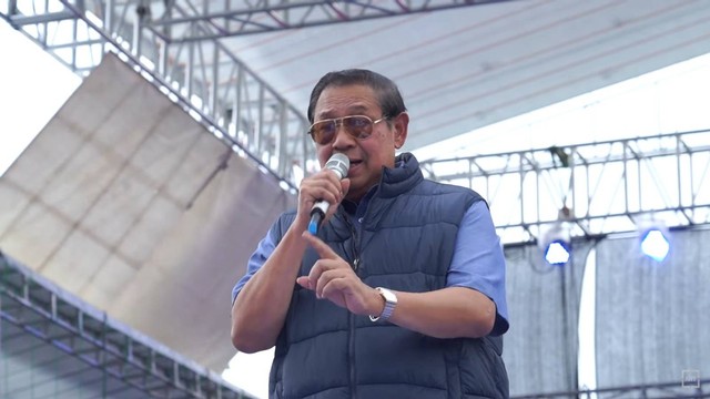 Ketua Majelis Tinggi Partai Demokrat Susilo Bambang Yudhoyono atau SBY memberikan pidato pada acara Demokrat Menyapa Rakyat di Karanganyar, Jateng, Kamis (25/1/2024). Foto:  Youtube/Agus Yudhoyono