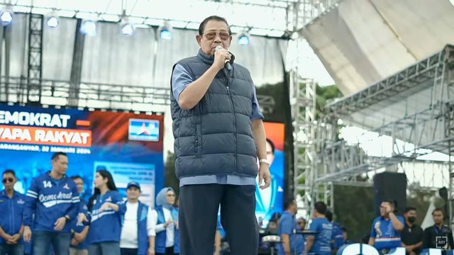 Ketua Majelis Tinggi Partai Demokrat Susilo Bambang Yudhoyono atau SBY memberikan pidato pada acara Demokrat Menyapa Rakyat di Karanganyar, Jateng, Kamis (25/1/2024). Foto:  Youtube/Agus Yudhoyono