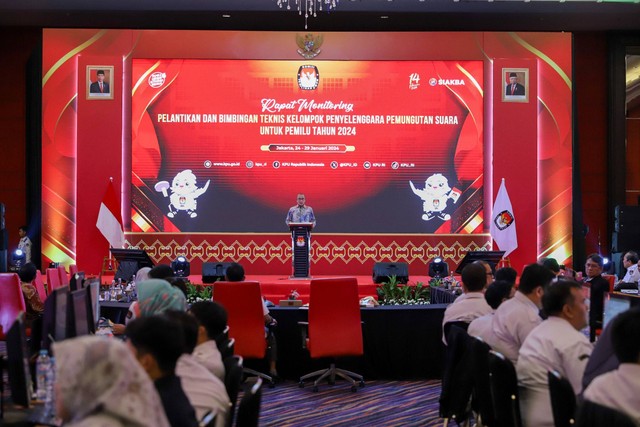 Ketua KPU RI Hasyim Asy'ari membuka pelantikan dan bimbingan teknis kelompok penyelenggara pemungutan suara (KPPS) Pemilu 2024 di Jakarta, Kamis (25/1/2024). Foto: Iqbal Firdaus/kumparan