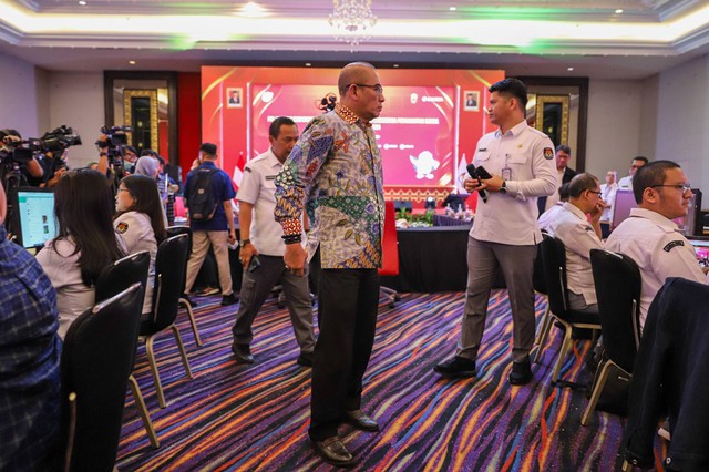 Ketua KPU RI Hasyim Asy'ari membuka pelantikan dan bimbingan teknis kelompok penyelenggara pemungutan suara (KPPS) Pemilu 2024 di Jakarta, Kamis (25/1/2024). Foto: Iqbal Firdaus/kumparan