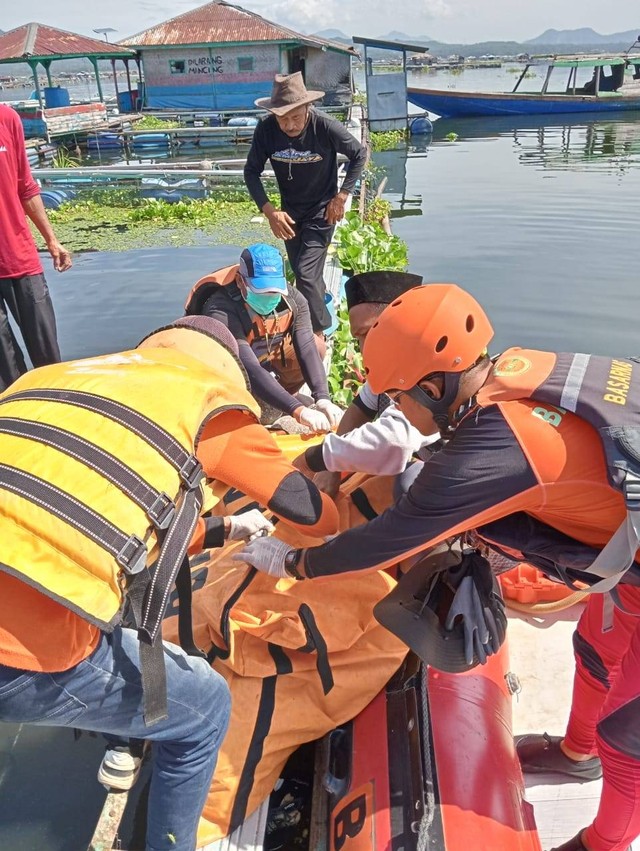 Proses evakuasi pemancing yang tewas di Waduk Cirata, Cianjur. Foto: Dok. Istimewa