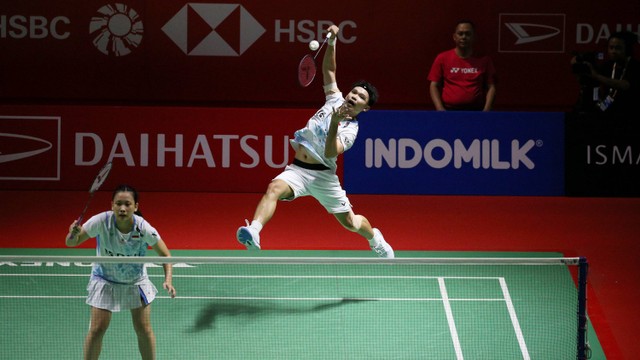 Ganda campuran Indonesia Rinov Rivaldy dan Pitha Haningtyas Mentari saat melawan ganda campuran China Jiang Zhen Bang dan Wei Ya Xin pada Daihatsu Indonesia Masters 2024 di Istora Senayan, Jakarta, Kamis (25/1/2024). Foto: Aditia Noviansyah/kumparan