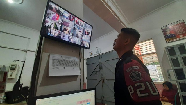 Petugas Pintu Utama Rutan Temanggung: Pemantauan CCTV sebagai Tanggung Jawab