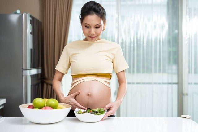 Ilustrasi memenuhi kebutuhan protein ibu hamil. Foto: Hananeko_Studio/Shutterstock