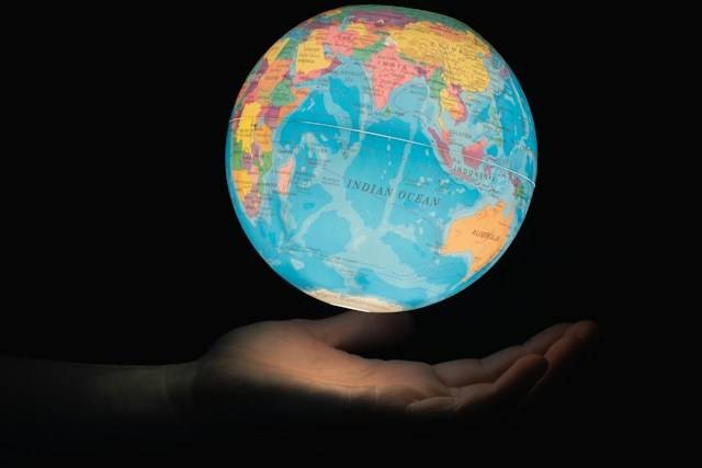 Ilustrasi arti penting perdamaian dunia bagi kemajuan sebuah negara. Foto: Unsplash/Greg Rosenke