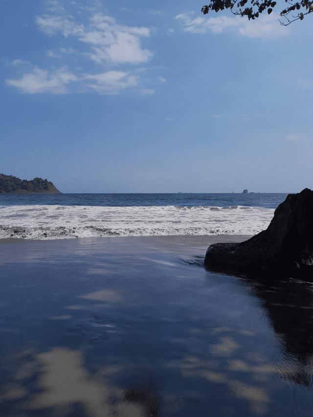 gambar 1.1, Pemandangan pantai nanggelan. sumber : koleksi foto  pribadi