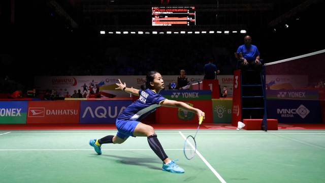 Tungga putri Indonesia Putri Kusuma Wardani saat melawan tunggal putri Jepang Natsuki Nidaira pada Daihatsu Indonesia Masters 2024 di Istora Senayan, Jakarta, Kamis (25/1/2024). Foto: Aditia Noviansyah/kumparan