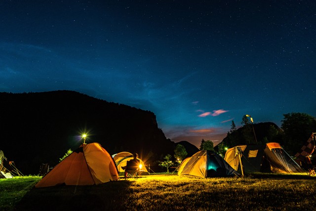 Tempat Camping di Ciwidey. Foto hanya sebagai ilustrasi, bukan lokasi sebenarnya. Sumber: Pexels/Maximilian Oeverhaus.