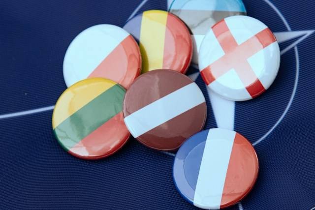 Ilustrasi pertanyaan tentang NATO. Foto: Marek Studzinski/Unsplash