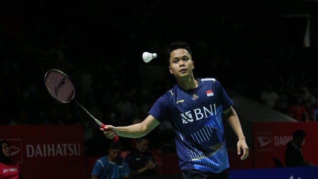 Pebulu tangkis Indonesia, Anthony Sinisuka Ginting melawan Pebulu tangkis Malaysia Leong Jun Hao pada turnamen bulu tangkis internasional Daihatsu Indonesia Masters 2024 di Istora Senayan, kompleks Gelora Bung Karno (GBK), Jakarta, Kamis (25/1/2024). Foto: Aditia Noviansyah/kumparan