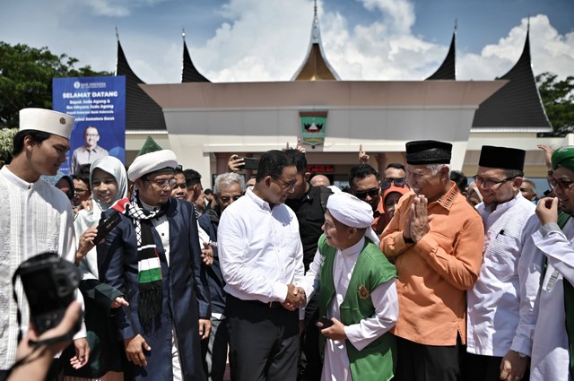 Capres 01 Anies Baswedan tiba di Bandara Minangkabau untuk kembali berkampanye di Padang, Sumatera Barat, Kamis (25/1/2023). Foto: Dok. Istimewa