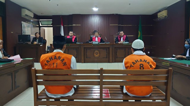 Dua terdakwa kasus pembunuhan dengan mutilasi terhadap mahasiswa UMY menjalani persidangan di Pengadilan Negeri Sleman, Kamis (25/1). Foto: Widi RH Pradana/Pandangan Jogja