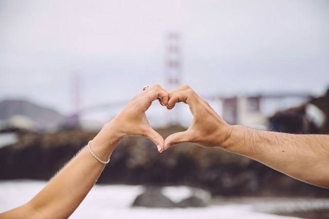 Ilustrasi cara membuat istri kangen saat LDR. Foto: Edgar Chaparro/Unsplash