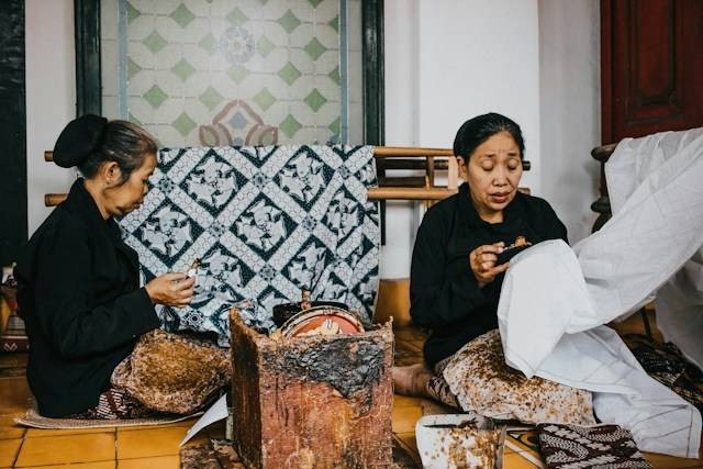 Ilustrasi Dua Daerah di Indonesia yang Terkenal dengan Tradisi Batiknya. Foto: dok. Unsplash/Camille Bismonte