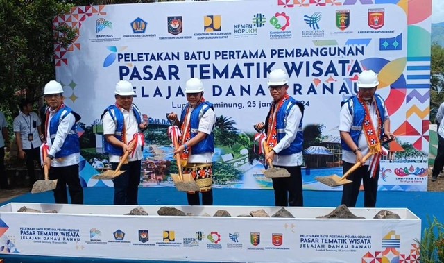 Peletakan batu pertama pembangunan pasar tematik wisata Danau Ranau dilakukan Menteri Perdagangan Zulkifli Hasan. | Foto : Dok. Pemprov Lampung