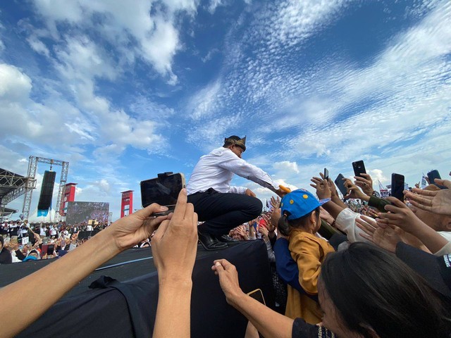 Anies Baswedan saat menyapa pendukungnya di Palembang. (foto: Toriq Abdullah/Urban Id)