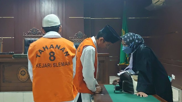 Dua terdakwa kasus mutilasi mahasiswa UMY usai menjalani persidangan di Pengadilan Negeri Sleman, Kamis (25/1). Foto: Widi RH Pradana/Pandangan Jogja