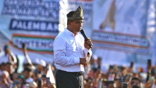 Anis Baswedan calon Presiden RI yang mengenakan tanjak dalam kampanye di Benteng Kuto Besak Palembang, Kamis (25/1) Foto: urban id