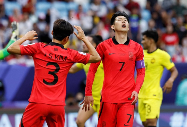 Son Heung-Min dari Korea Selatan bereaksi saat pertandingan Piala Asia AFC Grup E di Stadion Al Janoub, Al Wakrah, Qatar. Foto: Thaier Al-Sudani/Reuters