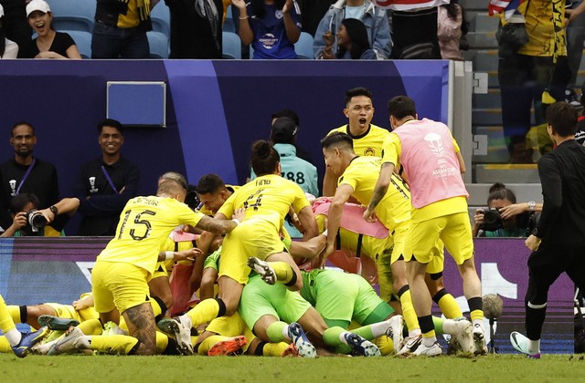 Pemain Malaysia Romel Morales merayakan gol ketiganya bersama rekan setimnya saat pertandingan Piala Asia 2023 Grup E di Stadion Al Janoub, Al Wakrah, Qatar, pada Januari 2024. Foto: Thaier Al-Sudani/Reuters