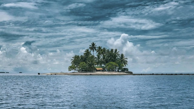 Ilustrasi Pulau Kayangan. Foto: Unsplash/Marek Okon