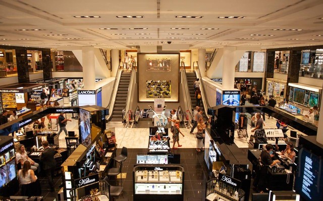 SATURDAYS Optik Gandaria City Mall. Foto hanya ilustrasi, bukan yang sebenarnya. Sumber: tempat Pexels/Tuur  Tisseghem