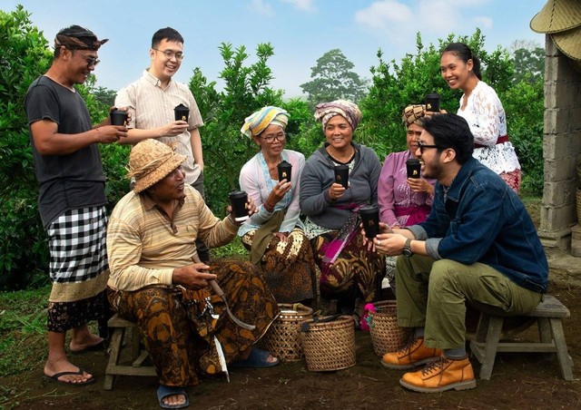 Para petani kopi saat sedang menikmati kopi Karana Bali Kintamanis yang disajikan Tomoro Coffe di perkebunan kopi. Foto: Istimewa