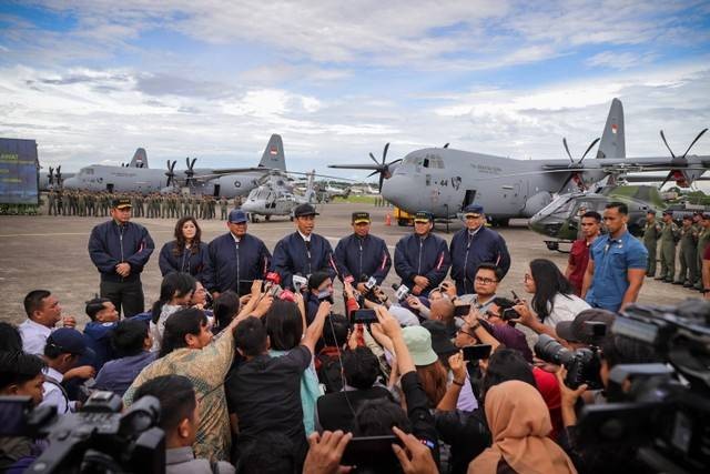 Presiden Joko Widodo didampingi Menteri Pertahanan Prabowo Subianto saat menjawab sejumlah pertanyaan wartawan di Terminal Selatan Lanud Halim Perdanakusuma, Jakarta, Rabu (24/1). Foto: Jamal Ramadhan/kumparan