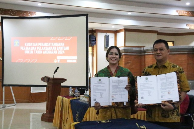 Kepala Kantor Wilayah Kemenkumham Bali, Romi Yudianto (kanan) bersama Direktur WCC Bali - IST 