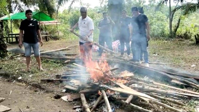 Pembakaran lokasi judi sabung ayam oleh Polres Melawi di Desa Batu Nanta. Foto: Dokumen Polres Melawi.