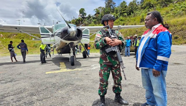 Area Manager Communication, Relations dan CSR Pertamina Patra Niaga Regional Papua Maluku, Edi Mangun saat berada di Bandara Bilogai, Intan Jaya. Foto: Edi Mangun 
