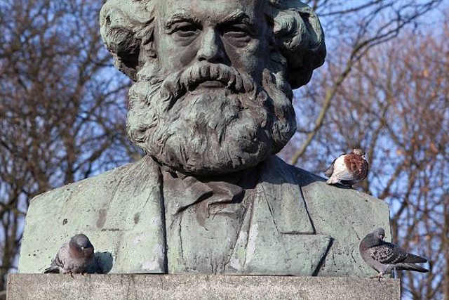 Karl Marx sebagai Bapak Perjuangan Kelas dalam diskursus ekonomi politik. Foto: https://www.pexels.com  