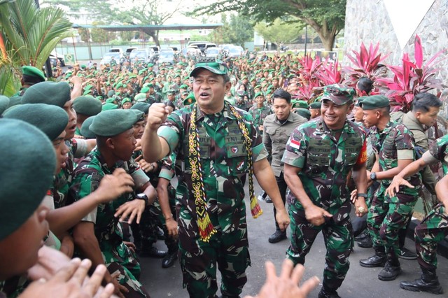 Kasad Jenderal TNI Maruli Simanjuntak telah menambah 2 batalyon pasukan untuk menjaga perbatasan Indonesia-Malaysia. Foto: Dok. Kodam XII Tpr.