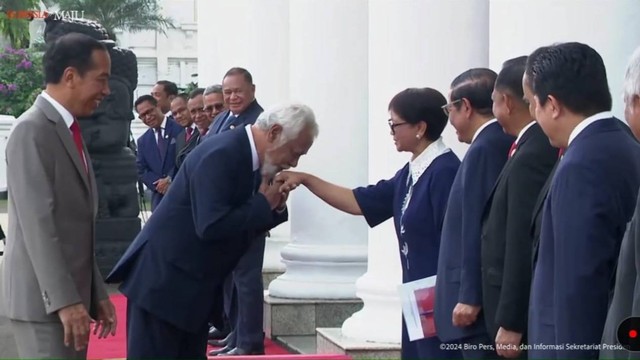 Perdana Menteri Republik Demokratik Timor Leste Xanana Gusmao mencium tangan Menlu Retno Marsudi, Jumat (26/1/2024). Foto: Youtube/Sekretariat Presiden