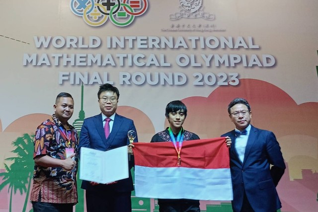 Adam Tejasukmana, siswa SMA di Karawang sabet medali emas di ajang World International Mathematical Olympiad (WIMO) Final 2023 di Universitas Malaya, Kuala Lumpur, Malaysia, 6-7 Januari 2024. Foto: Dok. Istimewa