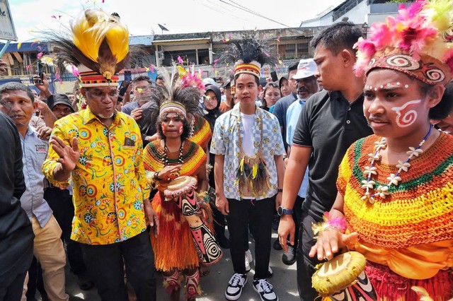 Cawapres 02, Gibran Rakabuming Raka, bertemu dengan tokoh adat Papua di Kampung Sere, Jayapura, Papua, Jumat (26/1/2024). Foto: Dok. Istimewa