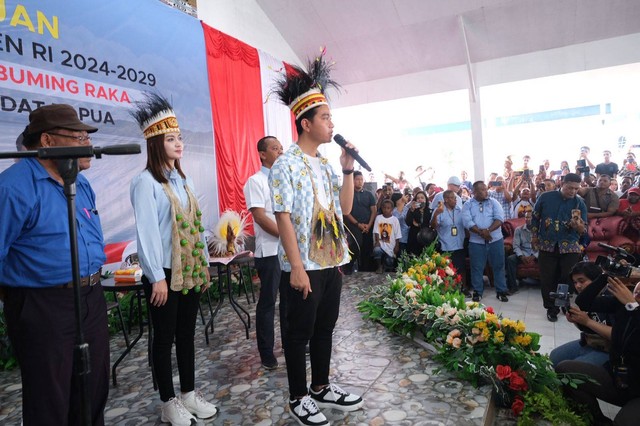 Cawapres 02, Gibran Rakabuming Raka, bertemu dengan tokoh adat Papua di Kampung Sere, Jayapura, Papua, Jumat (26/1/2024). Foto: Dok. Istimewa