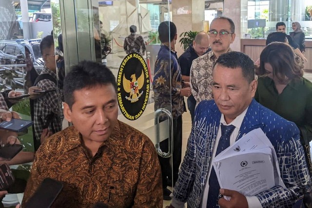 Ketua Gabungan Industri Pariwisata Indonesia (GIPI) Hariyadi Sukamdani dan pengacara kondang Hotman Paris di Kantor Kemenko Marves, Jakarta pada Jumat (26/1/2024).  Foto: Widya Islamiati/kumparan