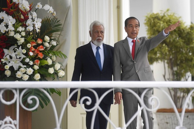 Presiden Joko Widodo (kanan) berbincang dengan Perdana Menteri Republik Demokratik Timor-Leste Xanana Gusmao (kiri) sebelum pertemuan bilateral di Istana Bogor, Jawa Barat, Jumat (26/1/2024). Foto: Akbar Nugroho Gumay/ANTARA FOTO