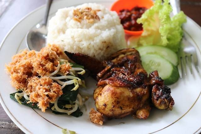 Ayam dan Bebek Goreng Purboyo. Foto hanya ilustrasi bukan tempat sebenarnya. Sumber foto: Unsplash.com/Mufid Majnun