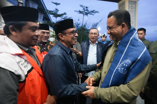 Capres 01, Anies Baswedan, mendapat sambutan dari masyarakat saat tiba di Bandara Sultan Babullah, Ternate, Jumat (26/1/2024). Foto: Dok. Istimewa