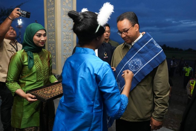 Capres 01, Anies Baswedan, mendapat sambutan dari masyarakat saat tiba di Bandara Sultan Babullah, Ternate, Jumat (26/1/2024). Foto: Dok. Istimewa