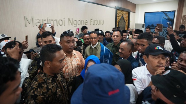 Capres 01, Anies Baswedan, mendapat sambutan dari masyarakat saat tiba di Bandara Sultan Babullah, Ternate, Jumat (26/1/2024). Foto: Dok. Istimewa