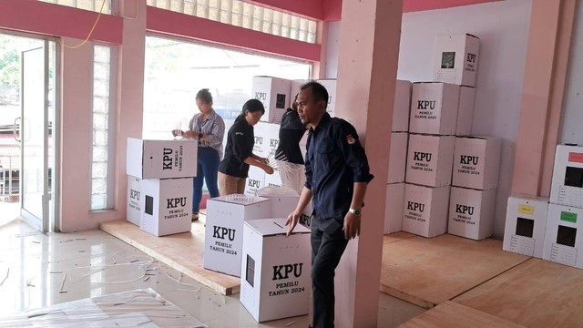 KPU Kabupaten Sitaro menyiapkan distribusi logistik Pemilu 2024 di daerah yang dikenal dengan sebutan 47 pulau.