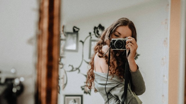 15 Caption Mirror Selfie Aesthetic, Rekomendasi untuk Para Perempuan