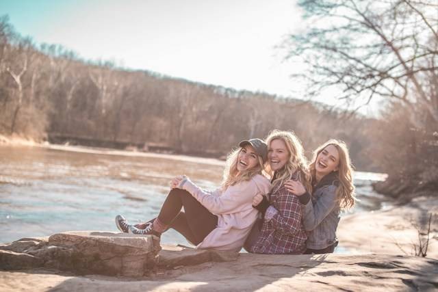 Ilustrasi apa saja contoh perubahan psikologis anak perempuan pada masa pubertas. Foto: Unsplash/Courtney Cook