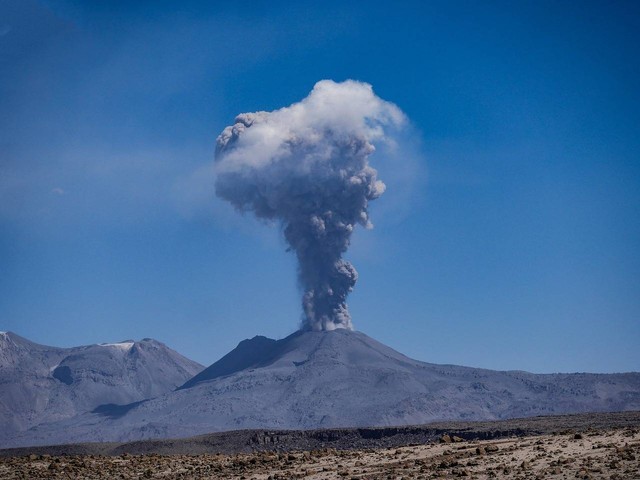 Ilustrasi Mengapa Indonesia Mempunyai Banyak Gunung Berapi. Sumber: Pixabay/MonikaP