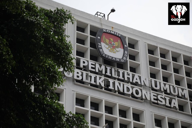 Gedung dan Logo Komisi Pemilihan Umum. Foto: Aditia Noviansyah/kumparan