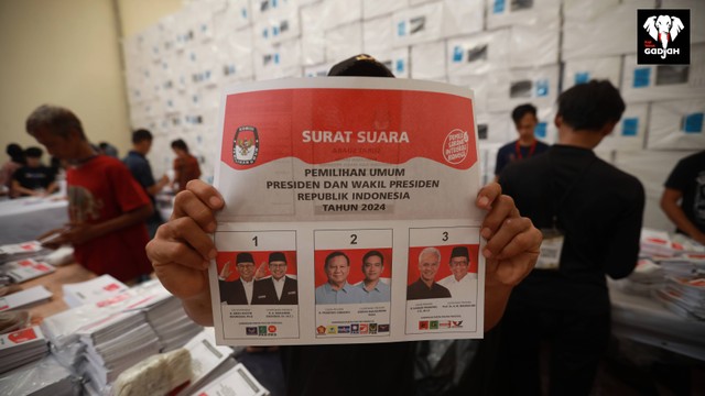 Pekerja melakukan penyortiran surat suara untuk Pilpres 2024 di gedung logistik Pemilu 2024 KPU Kota Tangerang Selatan di Serpong, Tangerang Selatan, Banten, Kamis (11/1/2024). Foto: Aditia Noviansyah/kumparan